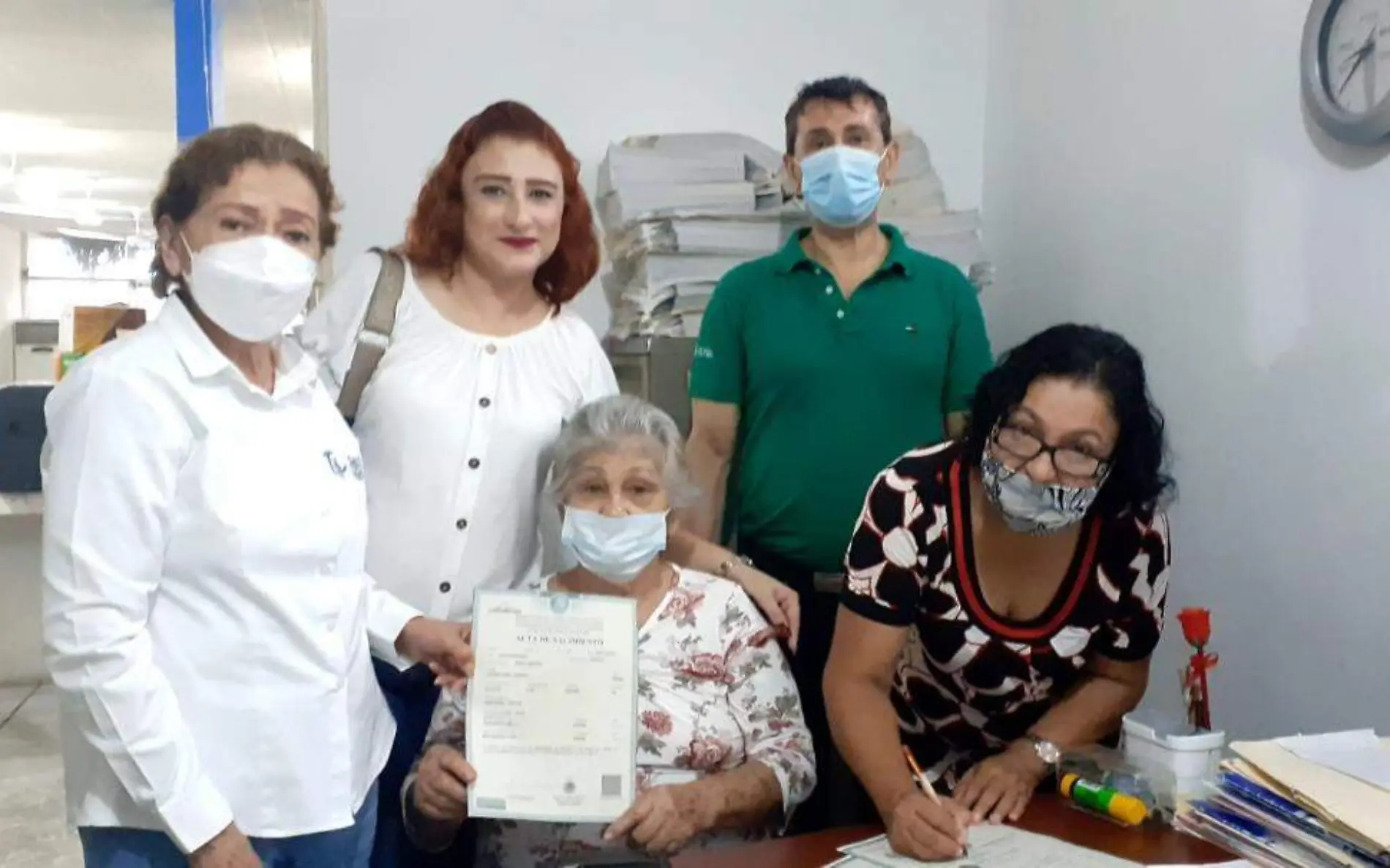 Abuelita tramita su acta de nacimiento por primera vez en Madero